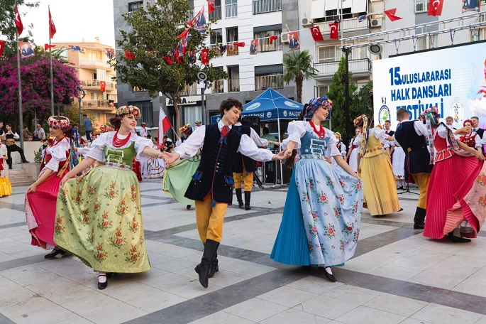 Balçova'da Halk Dansları Festivali’ne Coşku Dolu Açılış