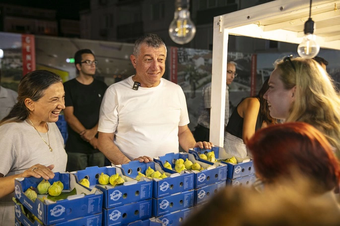 Güzelbahçe Belediyesi Köylünün Bardacığını Halka Dağıttı