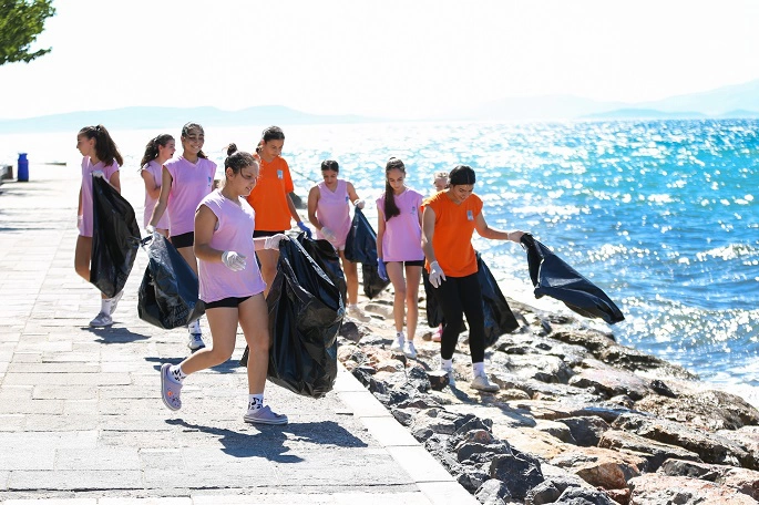 Narlıdere Belediyesporlu Voleybolcular Kıyı Temizliği Yaptı